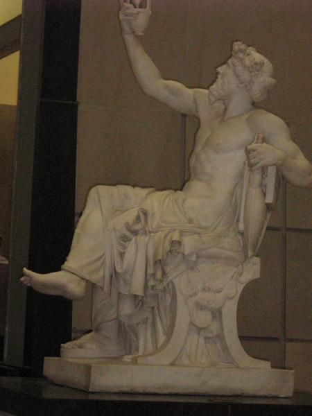 Cette statue est pleine de détails minutieux, en douce( Mami emyope à couper le petit oiseau sur la coupe)  hum!! hum  elle est pas contente