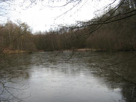 le lac est à nouveau gelé..