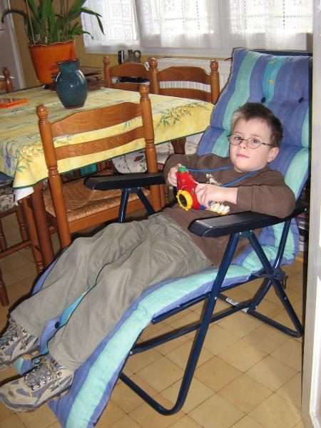 installé, comme un Pacha, devant l'ordi.  devinez ce qu'il regarde, pour la,  houhou!
