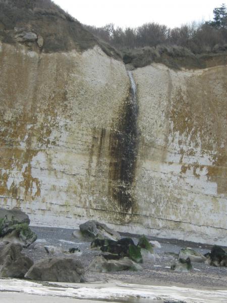 le trop plein , d'eau, des terrains s'écoule des falaises.