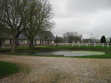 longère, Normande avec sa marre.