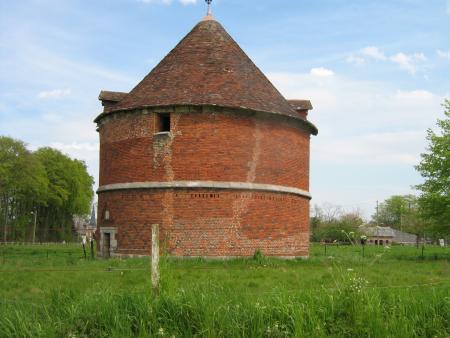 imposant pigeonnier du même chateau dans l'article précédent