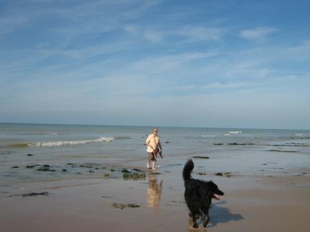 les joies de la mer, Mamie profite du soleil et moi de l'eau.