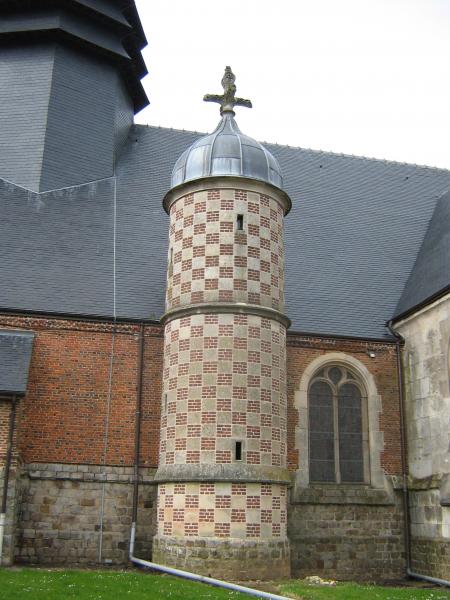 petite tour qui est accollée, à l'église, en damier de briques et grès,  joli, joli.
