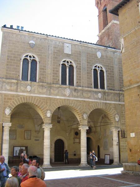 mairie avec le début du beffroi à Montépulciano.