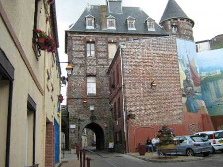 la porte voutée, et l'ancienne prison sur la droite...