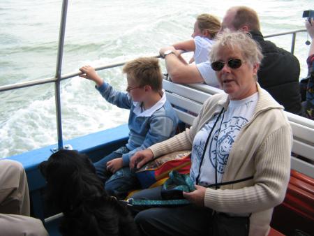 en bateau.