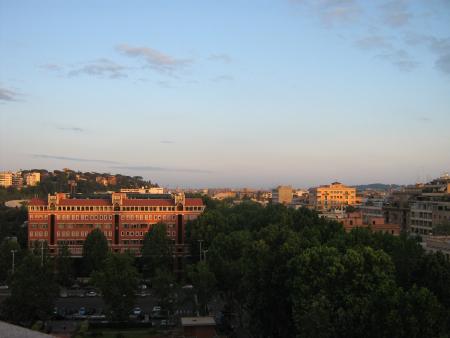 vue, que nous avions tous les jours de la terrasse, où nous étions, dès rentrées à la maison.  9 ièm étage au fond centre de Rome , 15 mn en bus.
