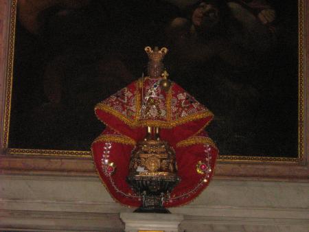 un Jésus, habillé de perles précieuses, vêtement brodés de fils d'or et d'argent.
