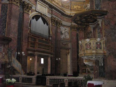 chaire en marbre de plusieurs couleurs, petit orgue récent, tout les murs sont en marbre