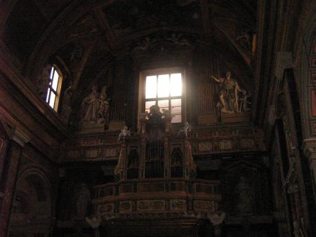 orgue style flamboyant, anges et personnages sont peint à l'or