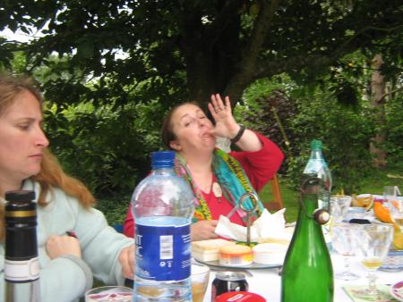 elle suce son pouce!!!!!..