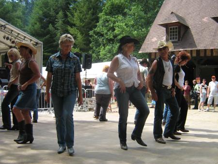hier à la fête du cheval, musique Country et danse...