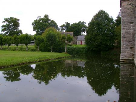 Là!.. y'avait des canards.... dans les douves.