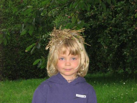 Ambre une petite fille de Mamiemyope, dans ses créations de modiste...
