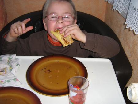 après l'effort le réconfort... il aime sa Mamie comme ses crêpes,   et moi j'ai quoi????...rien c'est pas l'heure