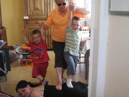 les petits monstres ont abattu Super- Coquille.....